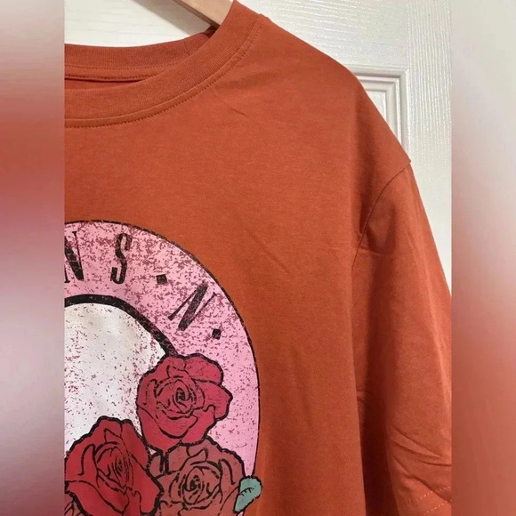 Guns & Roses  Graphic Tshirt - Picture 4 of 4